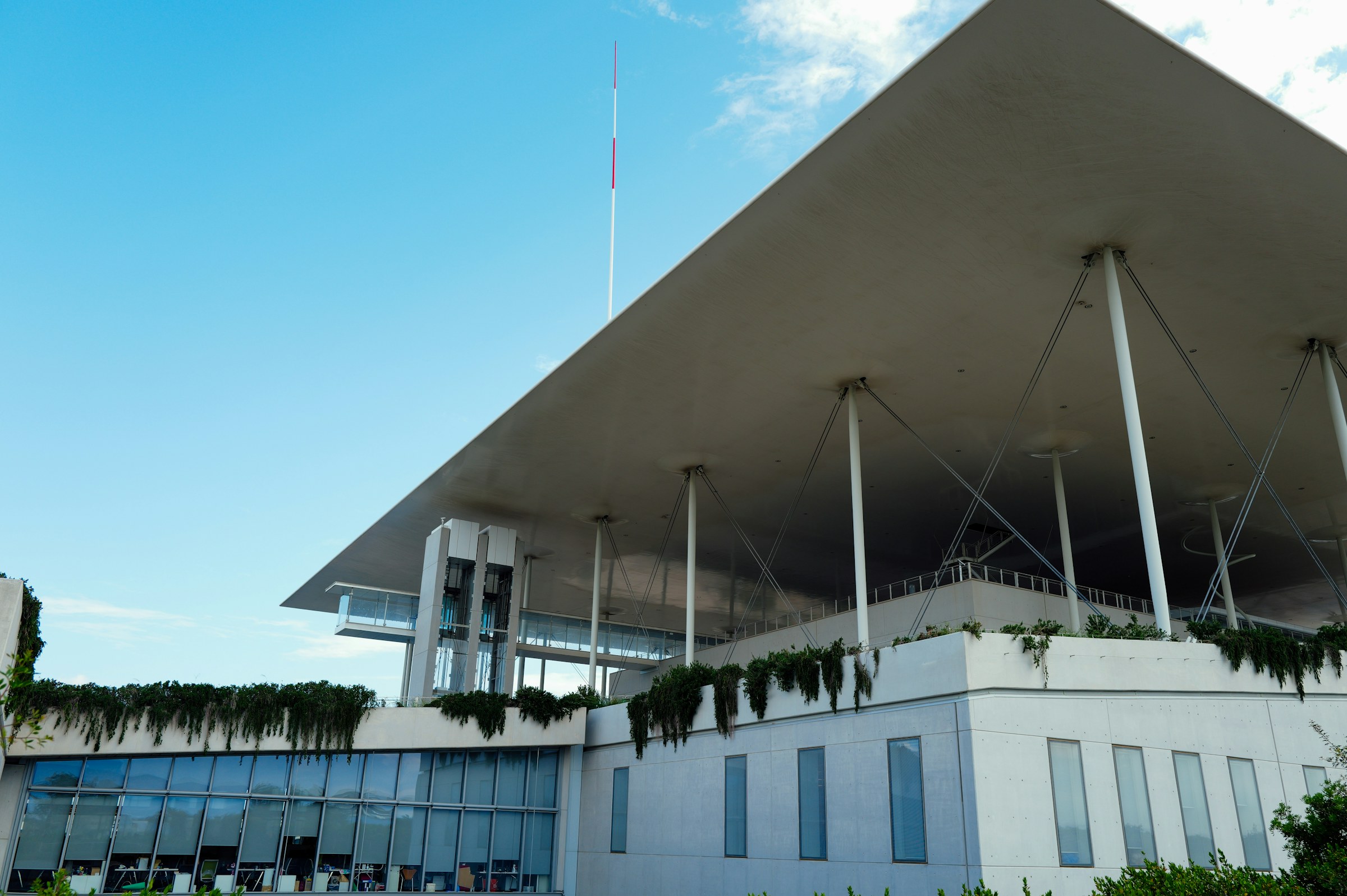 Moderne Architektur mit weit auskragendem Flachdach
